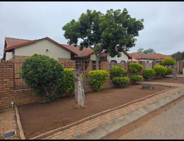 3 BEDROOM HOUSE FOR SALE IN FLORA PARK